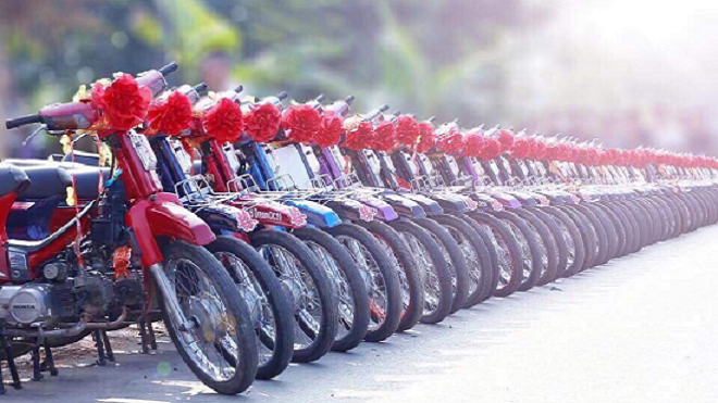Hàng trăm người xem cảnh rước dâu bằng 100 xe máy Dream thắt nơ đỏ Ảnh 2