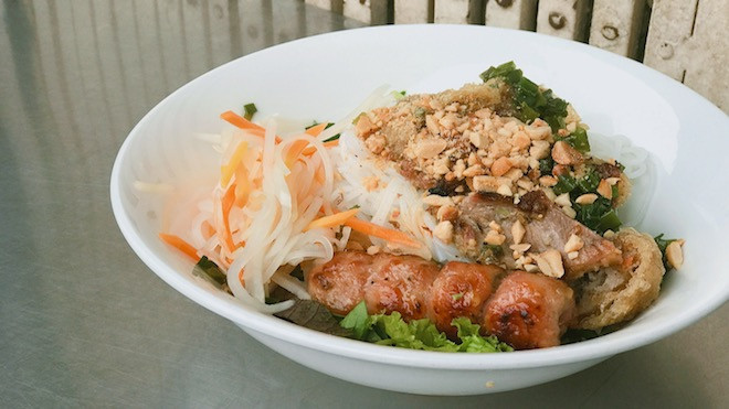 Quán bún thịt nướng dưới chân cầu Nguyễn Tri Phương không dân sành ăn nào không biết Ảnh 2