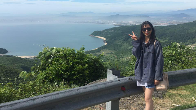 Khoảnh khắc ấm áp: Cô gái dừng xe khoác chiếc áo của mình cho cậu bé đánh giày Ảnh 2