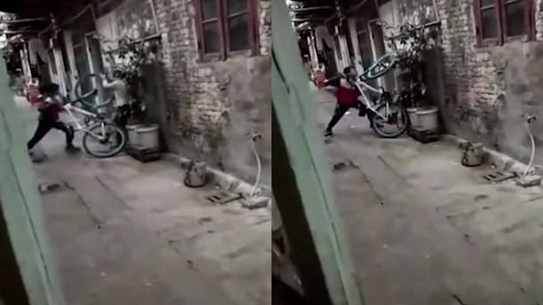 Thiếu niên 14 tuổi đánh mẹ tâm thần giữa phố, câu chuyện đằng sau khiến ai cũng đau lòng Ảnh 2