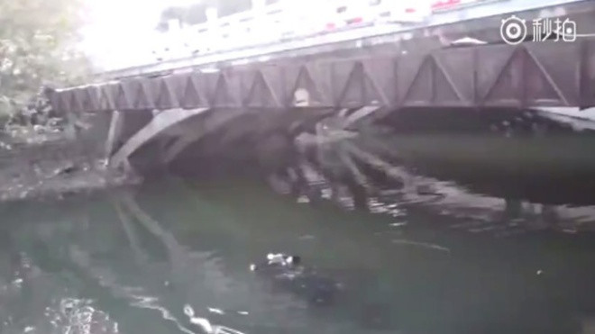 Cô gái liều mình nhảy sông tự tử giữa mùa đông nhưng mãi không chìm chỉ vì một lý do Ảnh 2