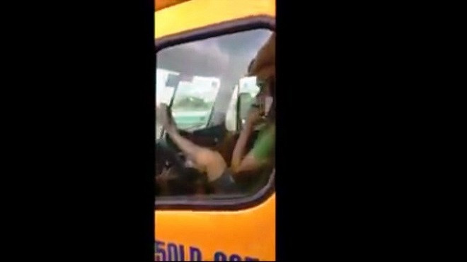 Tài xế lái xe container bằng chân ở Sài Gòn:  'Gác chân lên vô lăng cho… đỡ mỏi' Ảnh 2