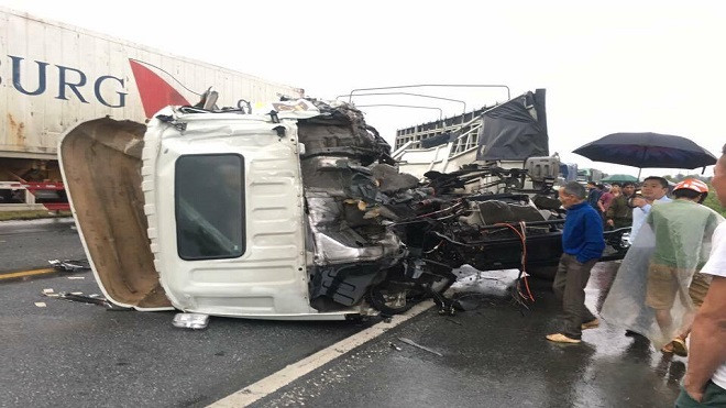 Ba ôtô tông nhau trên cao tốc, 2 bố con thương vong Ảnh 2