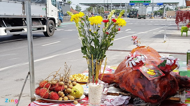 BOT Cai Lậy xả trạm, tài xế cúng heo quay Ảnh 2