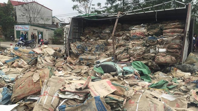 Đang chờ qua đường, 3 người đi xe máy bị ôtô tải lật đè bẹp Ảnh 2