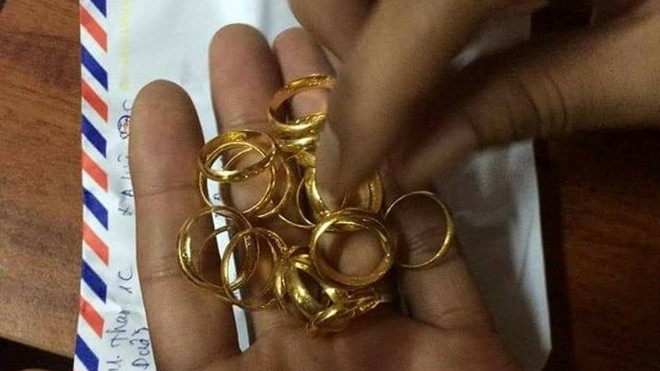 Tài xế taxi trả lại 19 chỉ vàng cùng iPhone 7 khách để quên trên xe Ảnh 2