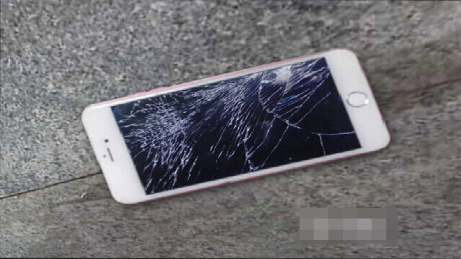 Bị giáo viên nhắc nhở, nam sinh đập vỡ nát điện thoại ngay trước lớp Ảnh 2