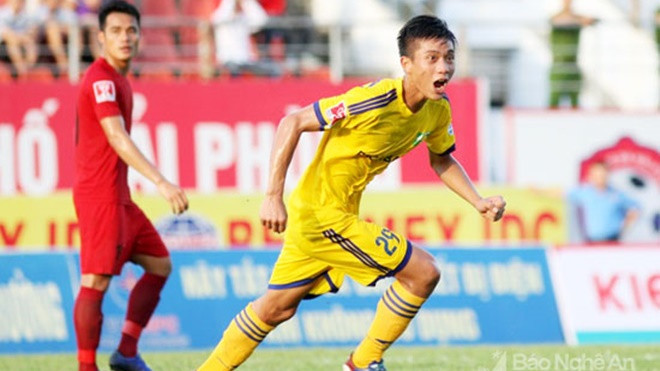 Phan Văn Đức ghi bàn phút 89, SLNA giật ngôi đầu của Bình Dương Ảnh 2