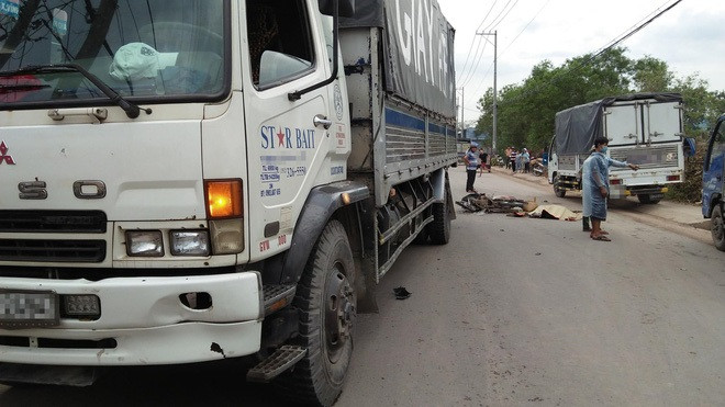 TP.HCM: Con gái khóc ngất cạnh thi thể cha sau tai nạn giao thông Ảnh 2