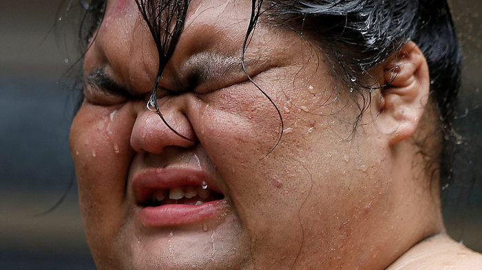 Vén màn bí mật cuộc sống của đô vật sumo: Đeo mặt nạ oxy khi ngủ, ăn 8.000 calo mỗi ngày Ảnh 2