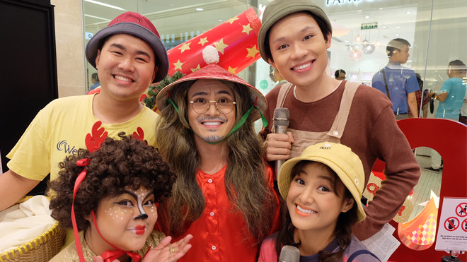 Huỳnh Lập khiến trung tâm thương mại 'thất thủ' khi bất ngờ xuất hiện với đồ bà ba, đội nón lá Ảnh 2