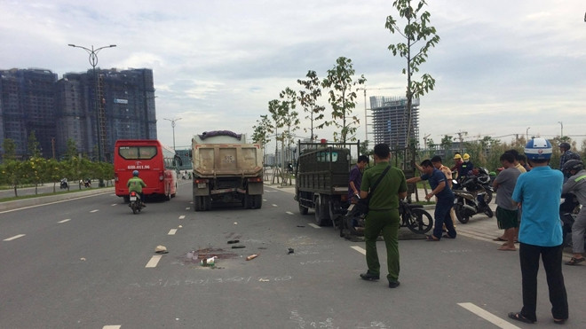 Tông vào đuôi xe ben, nam thanh niên tử vong trên phố Sài Gòn Ảnh 2