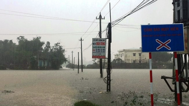 Lũ bất ngờ, hàng ngàn nhà dân Bình Định chìm trong biển nước Ảnh 2