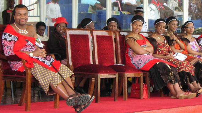 Có 15 người vợ, nhà vua tỷ phú 49 tuổi vẫn đều đều tuyển vợ trinh nữ hàng năm Ảnh 2