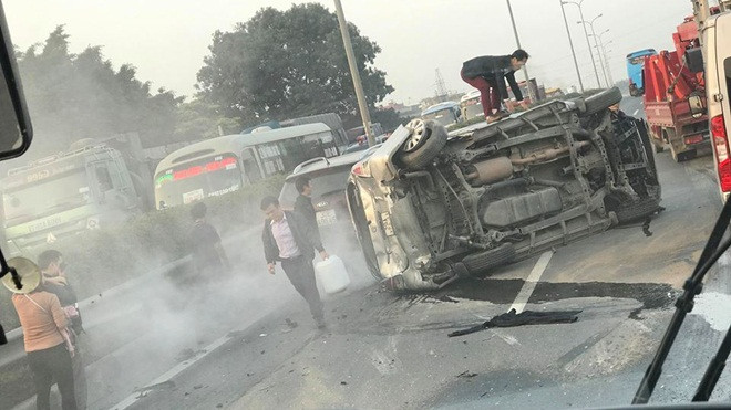 Ô tô lật nghiêng sau tai nạn trên cao tốc Pháp Vân Ảnh 2