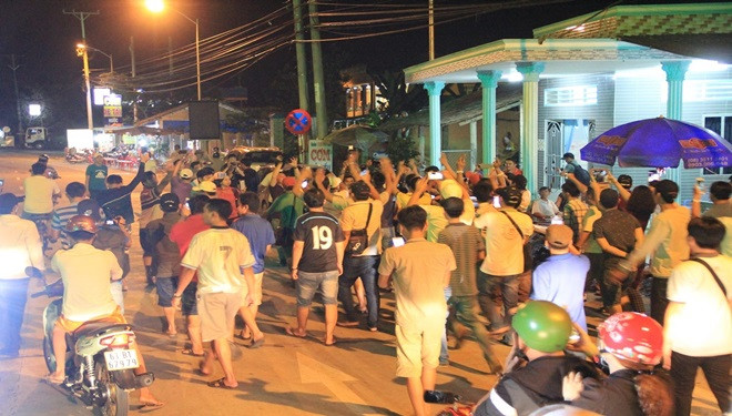 BOT Cai Lậy xả trạm 1 tháng chờ phán quyết 'số phận', hàng trăm tài xế và người dân ăn mừng Ảnh 2