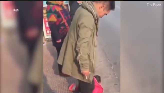 Đến hổ dữ còn không ăn thịt con mà người đàn ông lại hành động thế này đây Ảnh 2