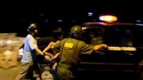 Tài xế taxi Mai Linh nghiện ma tuý chém vỡ kính xe tải rồi về thuê phòng ngủ Ảnh 2