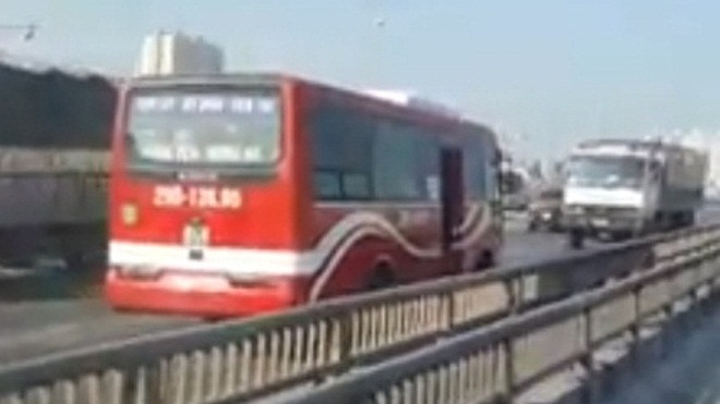 Xe khách chạy ngược chiều, phóng bạt mạng trên cao tốc Ảnh 2