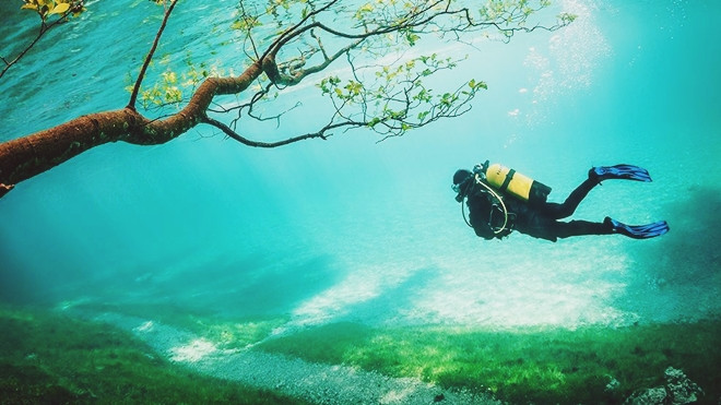 Kỳ ảo công viên bị nhấn chìm dưới 12 mét nước cấm người lui tới Ảnh 2