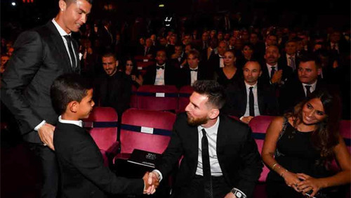 Con trai Ronaldo bất ngờ cảm ơn Messi trước thềm trao giải Quả Bóng Vàng Ảnh 2
