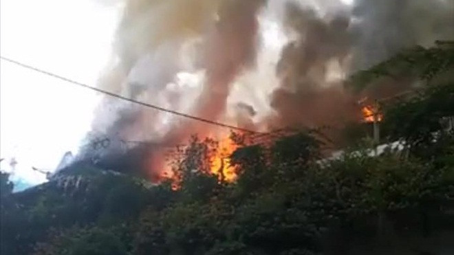 Cháy lớn cửa hàng cafe trên phố Phan Kế Bính, nhiều người tháo chạy ra ngoài Ảnh 2