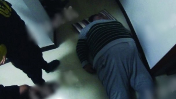 Nam thanh niên nặng hơn 240kg, 7 người vật vã mới đỡ dậy được Ảnh 2