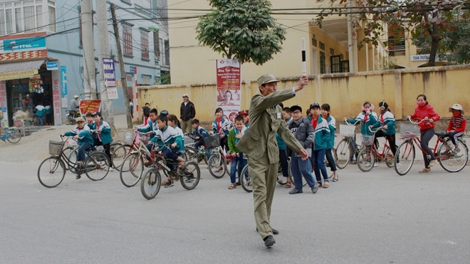 Mắc bệnh ung thư đã 3 năm, kinh tế kiệt quệ nhưng bác bảo vệ dân phố vẫn sống lạc quan với 'nghiệp' dẫn học sinh qua đường Ảnh 2