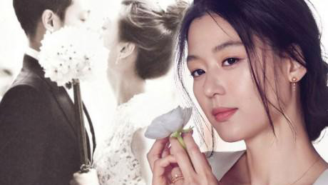 Mặc kệ showbiz đầy kẻ ngoại tình, các sao này luôn chung thủy với 'thanh mai trúc mã' của mình Ảnh 2