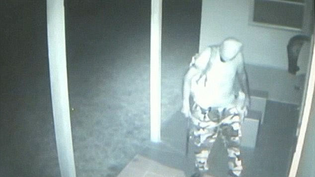 Treo thịt xông khói trước cửa nhà thờ, người đàn ông bị kết án 15 năm tù giam Ảnh 2