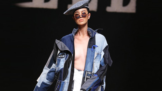 Hà Đỗ diện áo khoác mở cúc tối đa để lộ ngực trần, nổi bật hơn cả Lan Khuê Ảnh 2