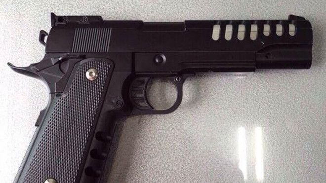 Lấy súng của ông nội khoe với bạn ở quán trà sữa, nam sinh 12 tuổi bị thương Ảnh 2