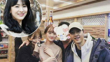 Về quê ra mắt họ hàng, Song Joong Ki tươi rói chụp hình, Song Hye Kyo cố ý tránh mặt Ảnh 2