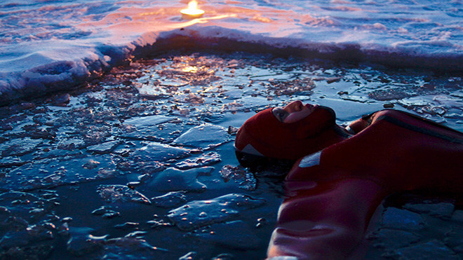 Vừa nổi bồng bềnh trên mặt hồ băng vừa chiêm ngưỡng cực quang - một trải nghiệm 'siêu mới lạ' Ảnh 2