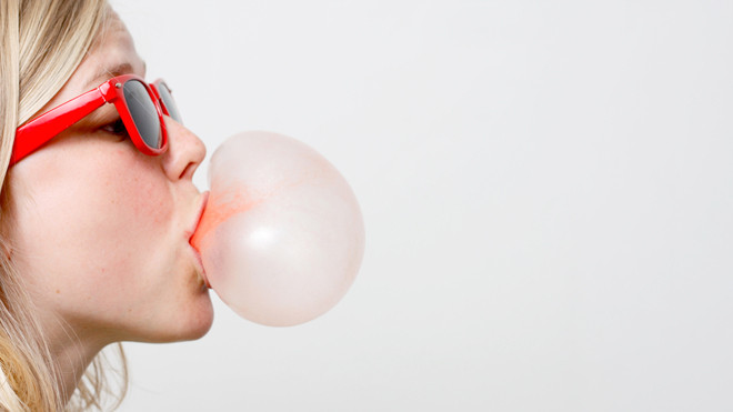 Giải mã nỗi ám ảnh của tất cả mọi đứa trẻ: Nuốt kẹo cao su sẽ bị dính ruột! Ảnh 2