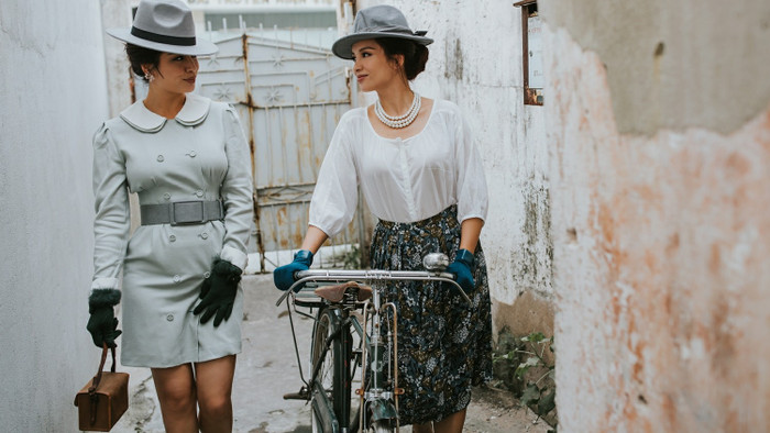 Diện trang phục cổ điển, cặp mẫu song sinh U40 khiến người đối diện không thể rời mắt Ảnh 2