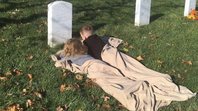 Cậu bé mang chăn tới nghĩa trang ngủ ngon lành bên bia mộ bố Ảnh 2