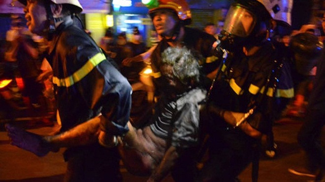 Công an giải cứu 4 người la hét trong đám cháy ở quán cà phê Ảnh 2