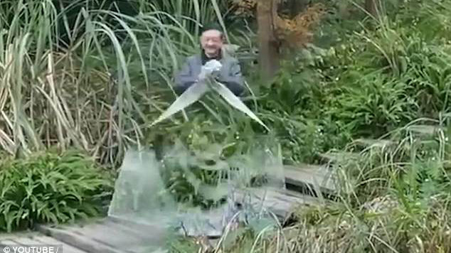 'Áo tàng hình' khiến người đàn ông biến mất trong tích tắc: Là thật hay chỉ là kỹ xảo? Ảnh 2