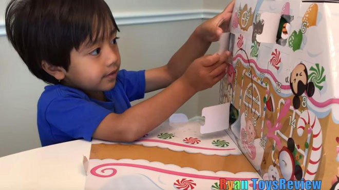 Mới 6 tuổi, nhóc tì này đã trở thành triệu phú nhờ đánh giá đồ chơi Ảnh 2