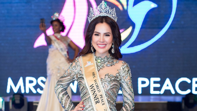 Bỏ thi rồi trở lại, Á hậu Phương Lê đăng quang Mrs World Peace 2017 Ảnh 2