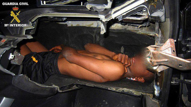 Phẫn nộ cảnh bé trai bị kẻ buôn người nhồi nhét sau bảng điều khiển xe hơi Ảnh 2