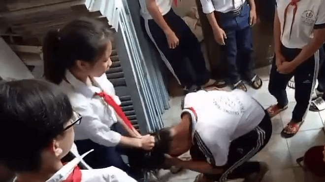 Buộc thôi học 2 nữ sinh đánh bạn rồi quay clip đăng lên mạng Ảnh 2