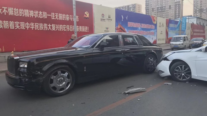 Bị đâm móp đầu xe, chủ xe Rolls-Royce dọa tài xế Hyundai 'bán nhà đi' Ảnh 2