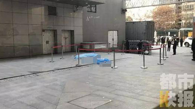 Cứu người nhảy lầu từ tầng 11, cả người nhảy lẫn người đỡ chết thảm Ảnh 2