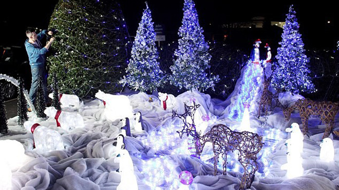 Giới nhà giàu mạnh tay 'vung tiền' thuê trang trí cây thông Noel Ảnh 2