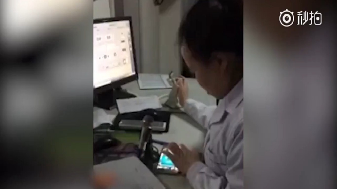 Thản nhiên chơi game trong lúc khám bệnh, bác sĩ nhận cái kết đắng Ảnh 2