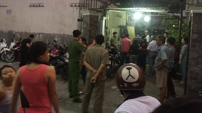 Vợ khóc ngất bên thi thể chồng tử vong trong tư thế treo cổ ở Sài Gòn Ảnh 2