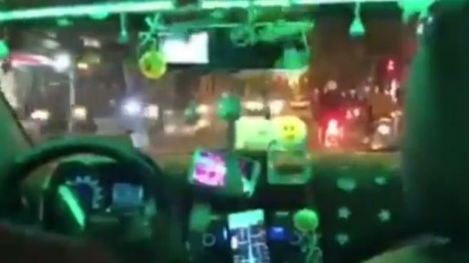 Tài xế đáng yêu nhất 'Vịnh Bắc Bộ', cùng chiếc taxi đem không khí Noel đi khắp Sài Gòn Ảnh 2