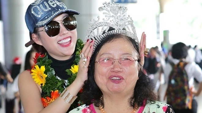 Phi Thanh Vân gây tranh cãi khi đội vương miện cho mẹ ruột giữa sân bay Ảnh 2